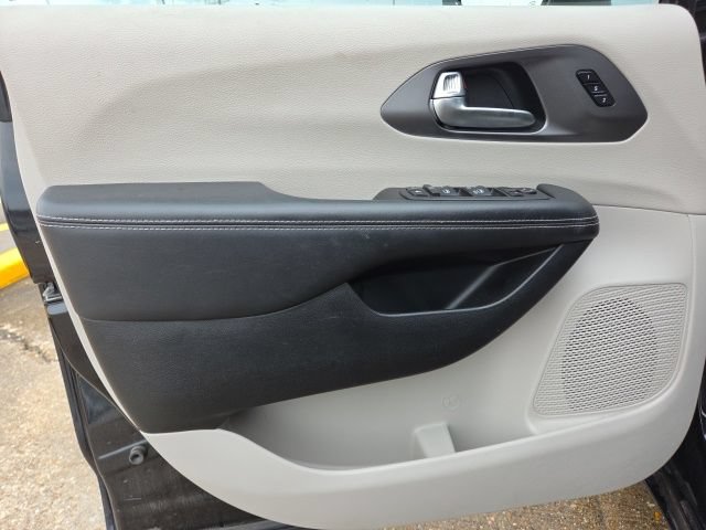 Used 2023 Chrysler Pacifica Touring-L FWD image 28