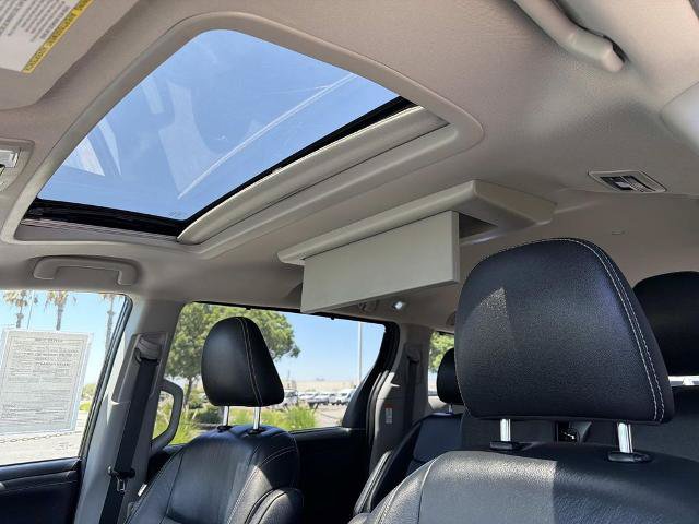 Used 2018 Toyota Sienna SE Premium w/ Carpet Mat Package FWD image 28