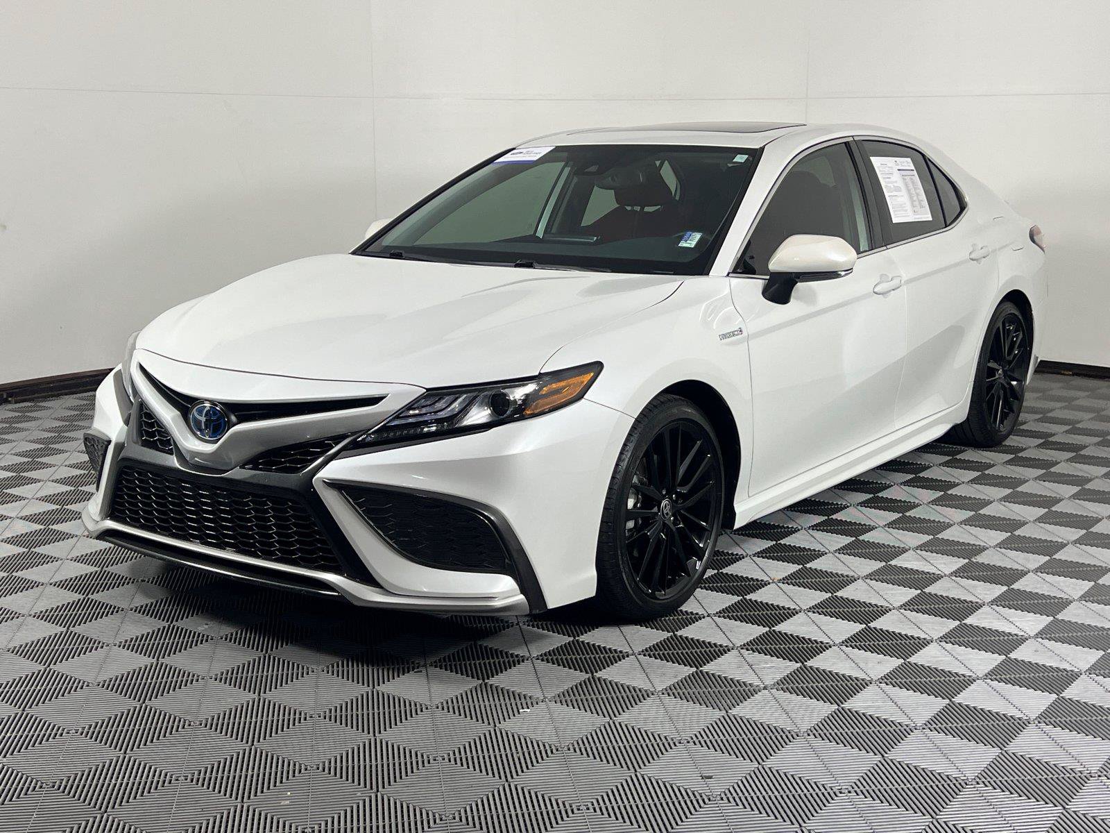 Used 2021 Toyota Camry XSE FWD image 3