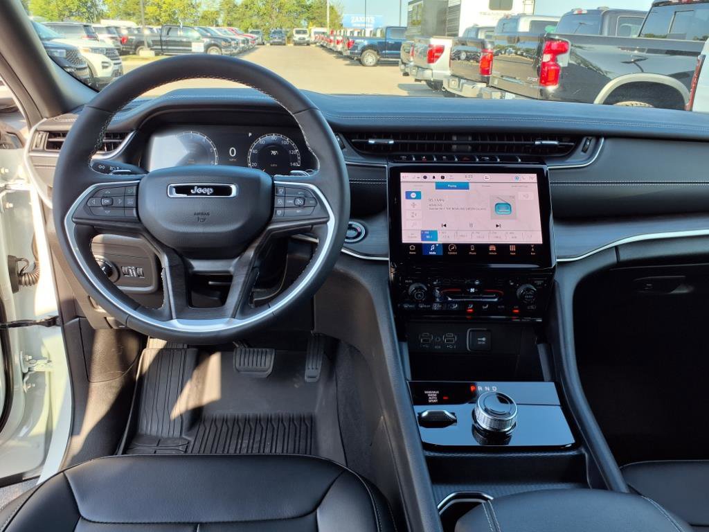 Used 2025 Jeep Grand Cherokee L Limited w/ Black Appearance Package image 15