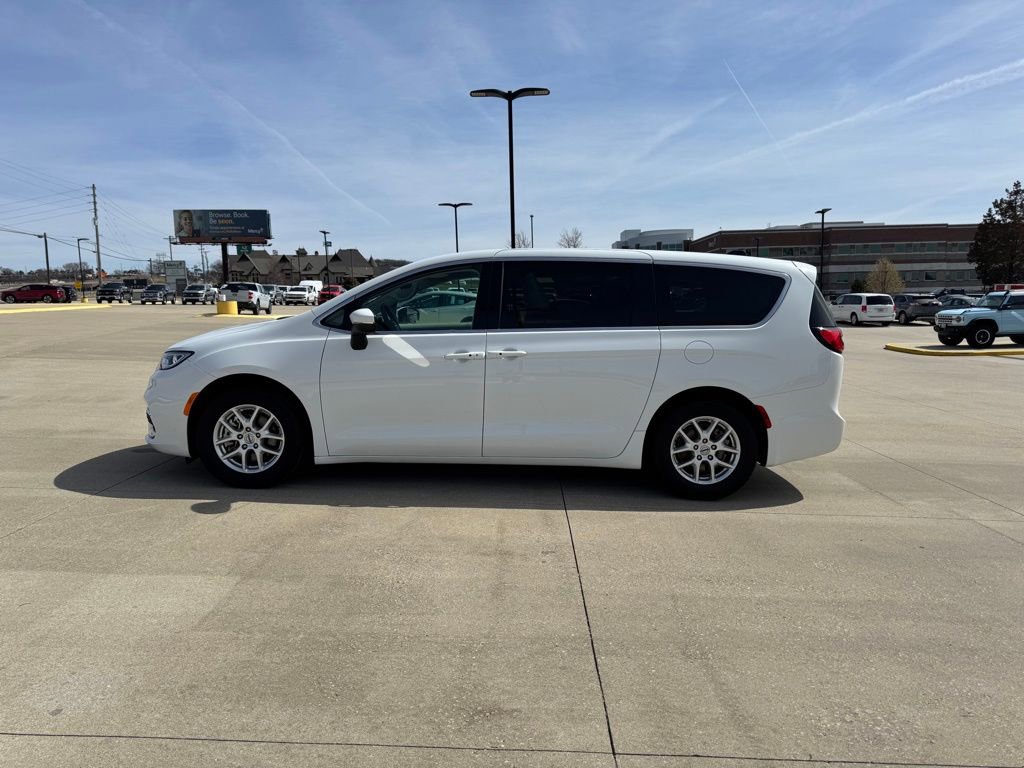 Used 2023 Chrysler Pacifica Touring-L image 8