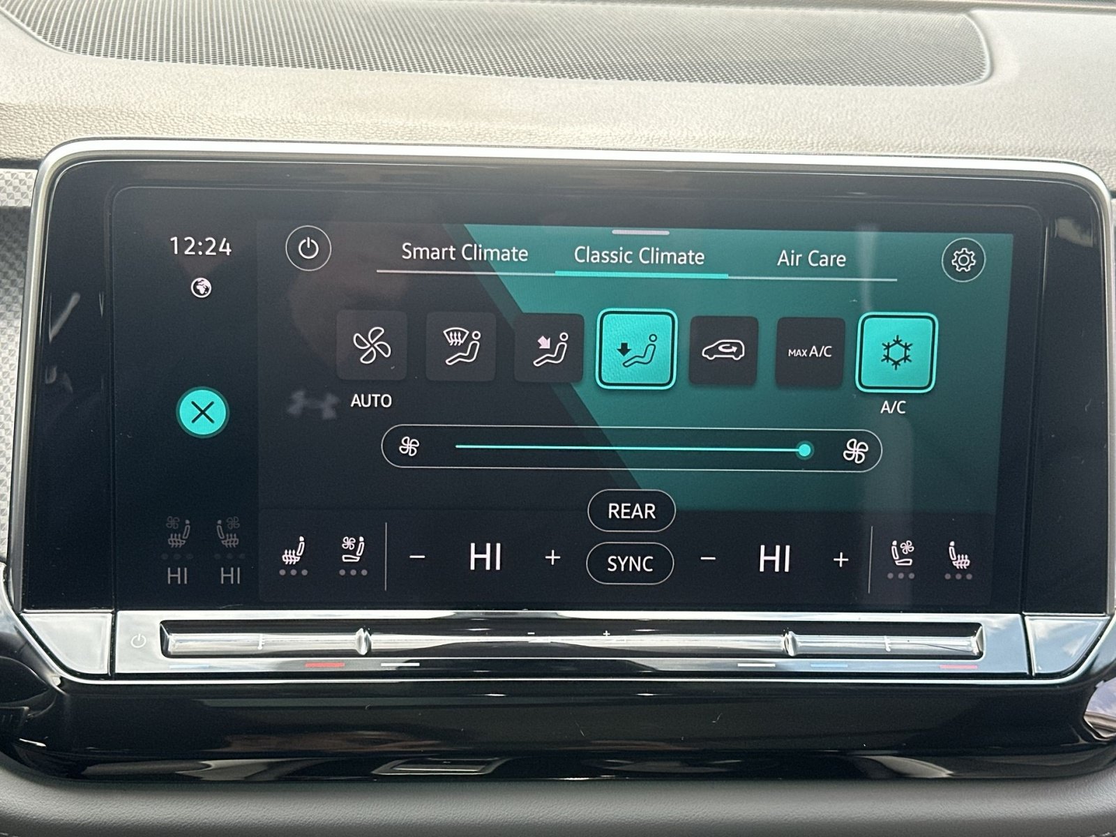 Used 2025 Volkswagen Atlas Peak Edition SE AWD/4WD image 28