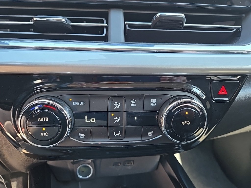 Used 2025 Chevrolet Trax LT w/ LT Convenience Package image 11