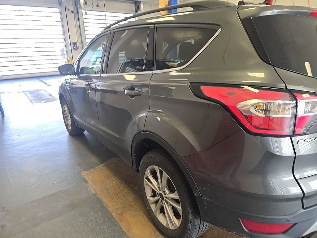 Certified 2017 Ford Escape SE w/ Equipment Group 201A image 3