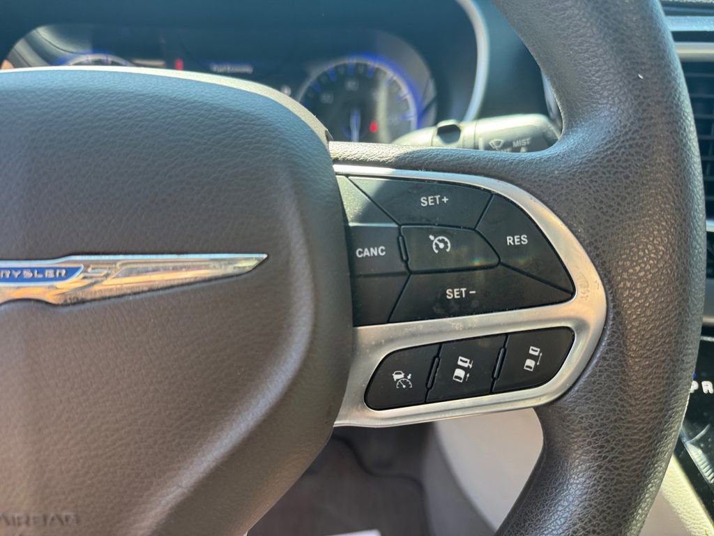 Used 2020 Chrysler Pacifica Touring w/ Advanced Safetytec Group FWD image 33