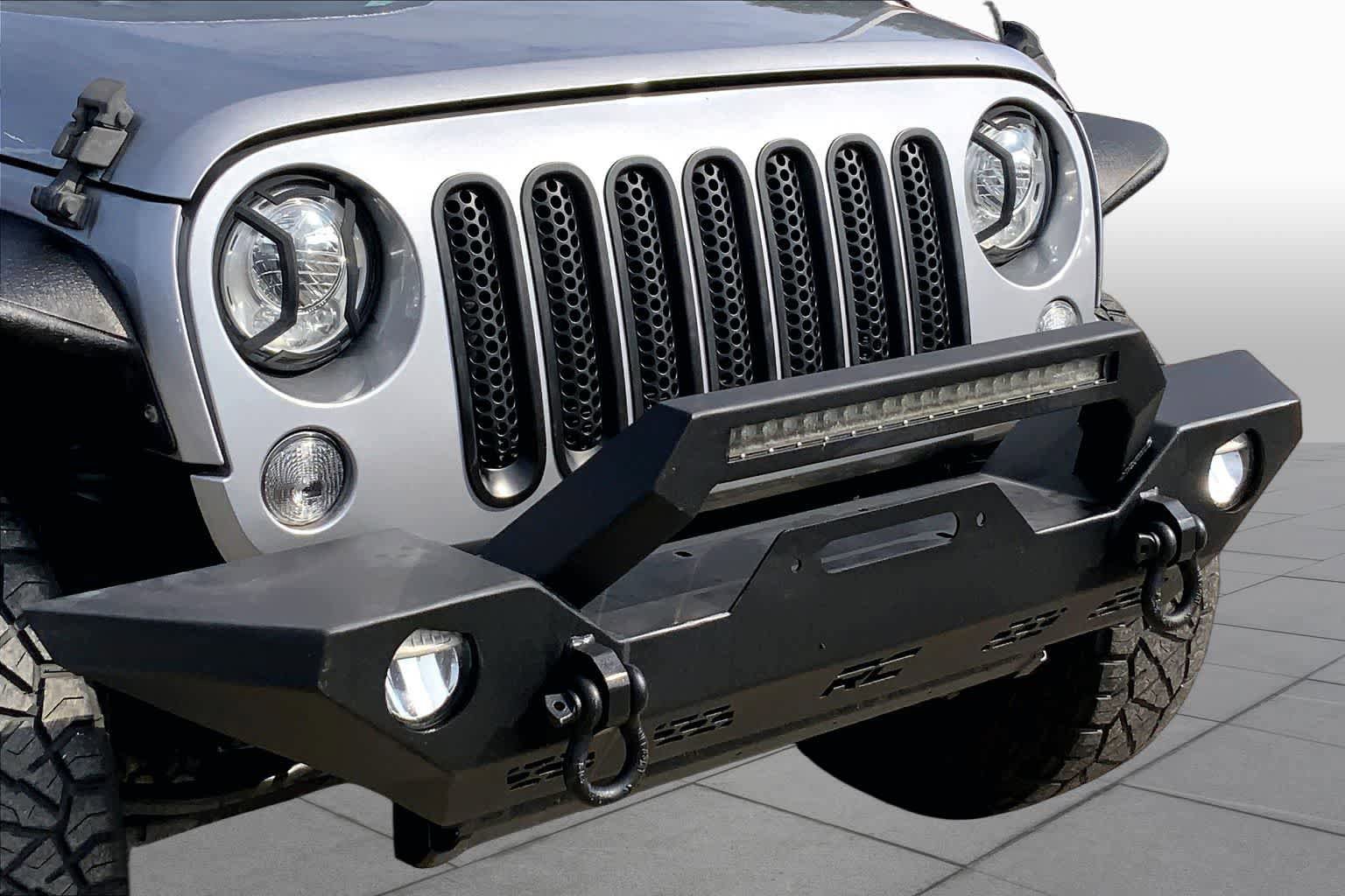 Used 2018 Jeep Wrangler Unlimited Rubicon w/ Connectivity Group AWD/4WD image 25