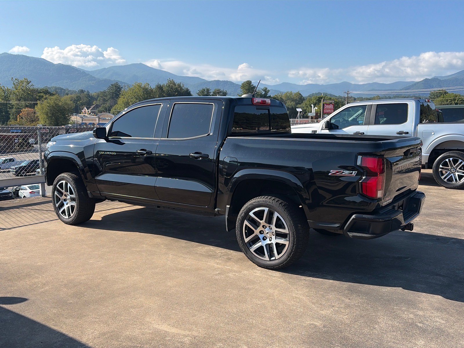 Used 2023 Chevrolet Colorado Z71 w/ Z71 Convenience Package 2 AWD/4WD image 4