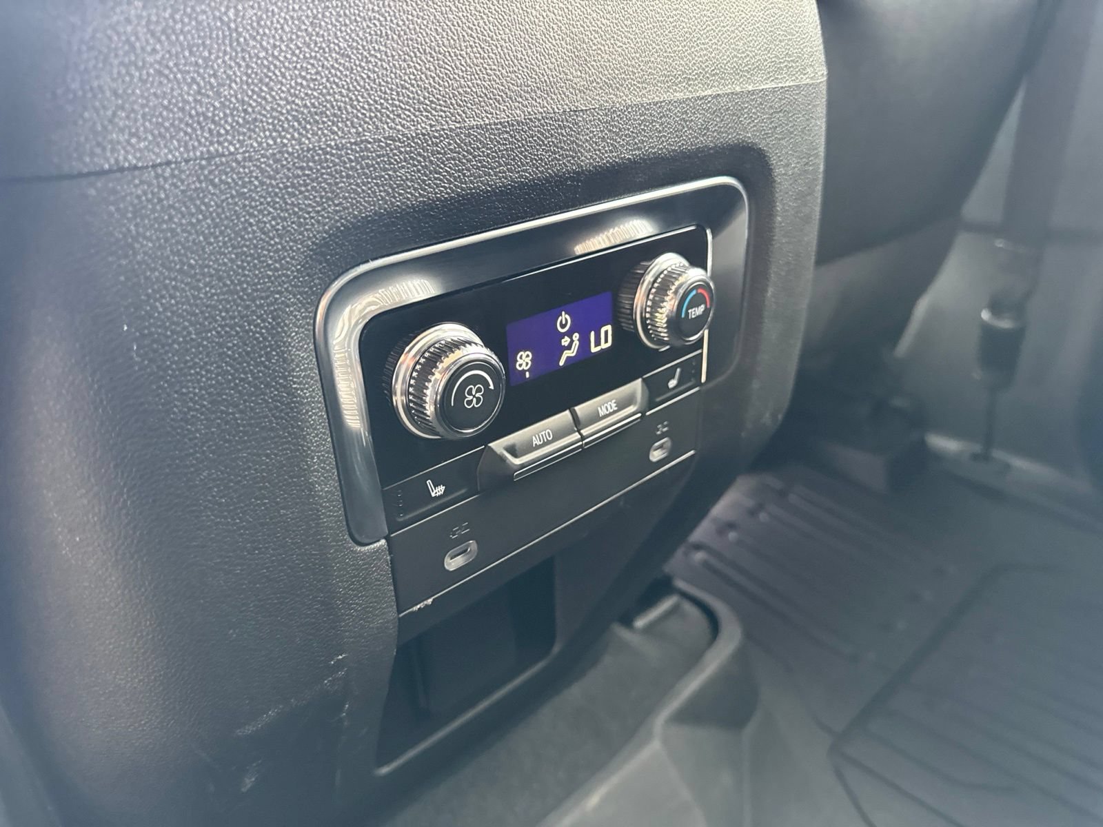 Used 2021 GMC Yukon SLT w/ SLT Premium Package AWD/4WD image 41