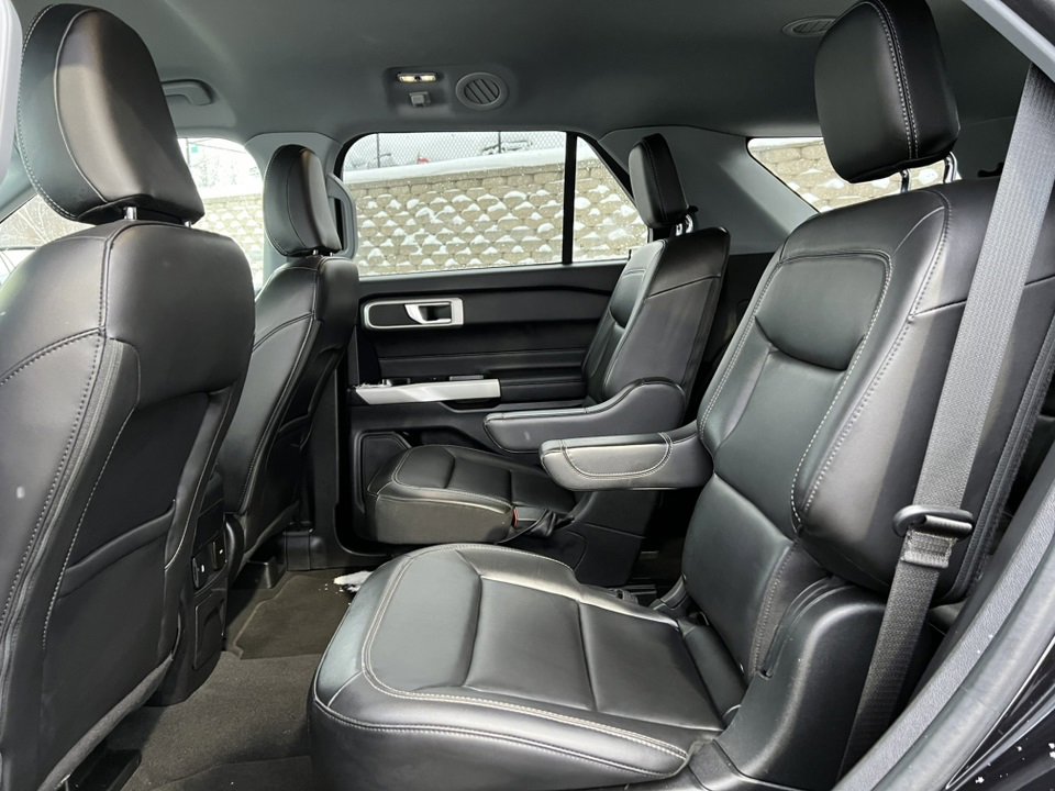 Certified 2022 Ford Explorer XLT w/ Equipment Group 202A image 5