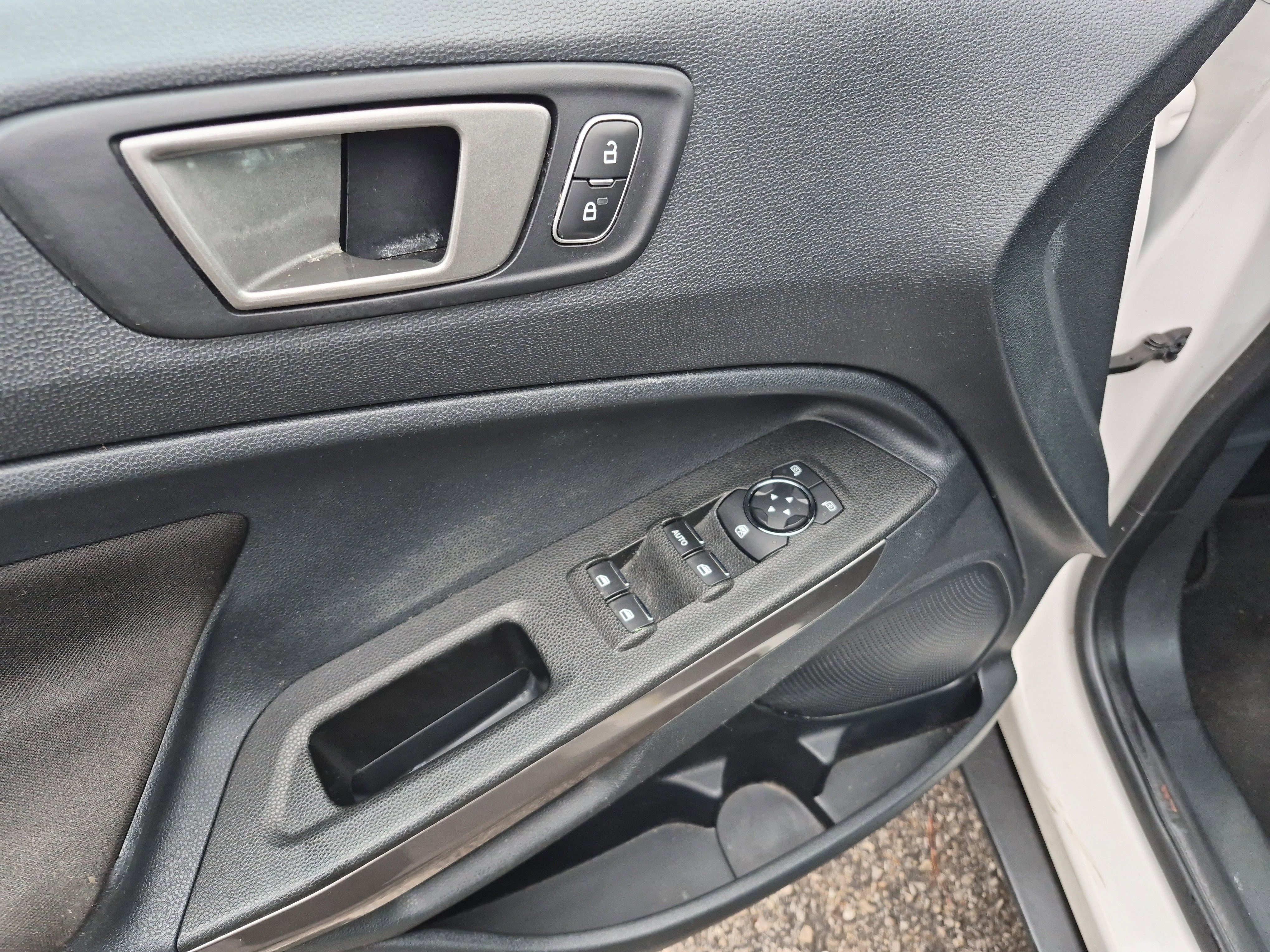 Certified 2021 Ford EcoSport SE image 9