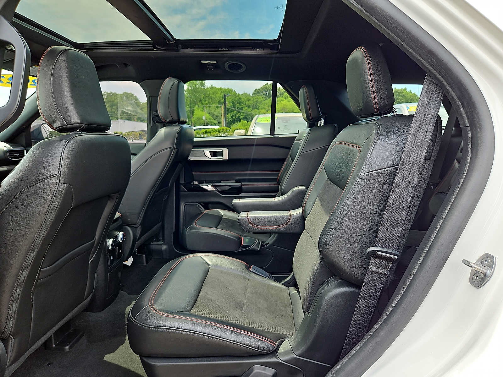 Certified 2022 Ford Explorer ST-Line AWD/4WD image 12
