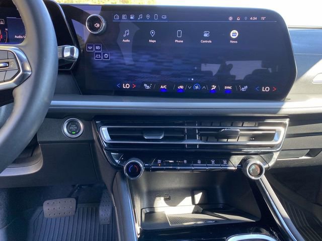 Used 2025 Chevrolet Traverse LT w/ Driver Confidence Package image 26