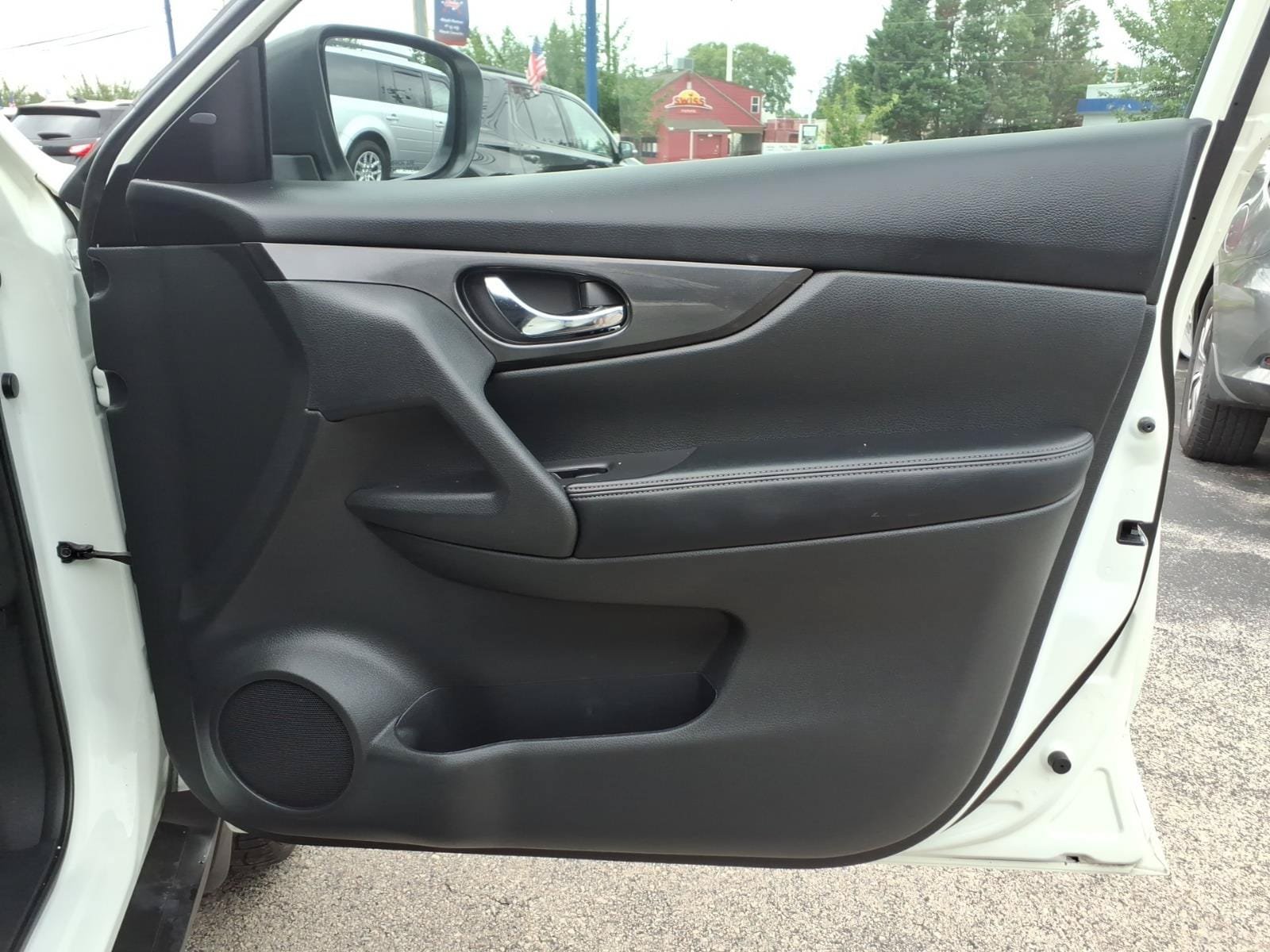 Used 2017 Nissan Rogue SV AWD/4WD image 31