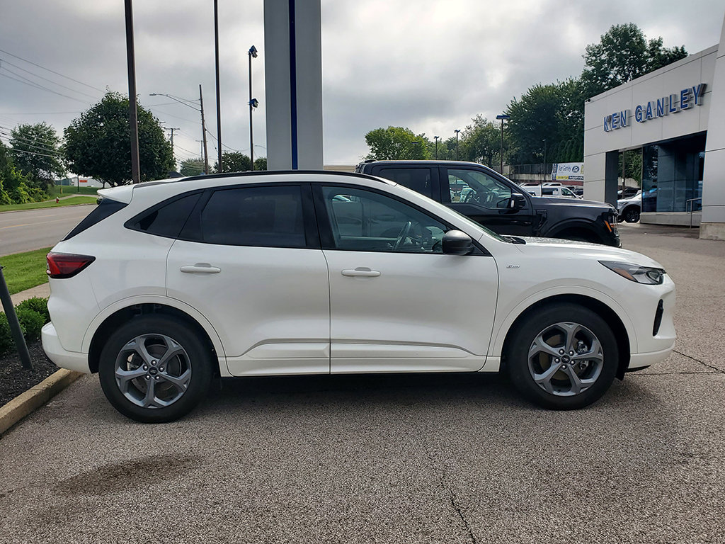 Certified 2023 Ford Escape ST-Line w/ Tech Pack #1 AWD/4WD image 4