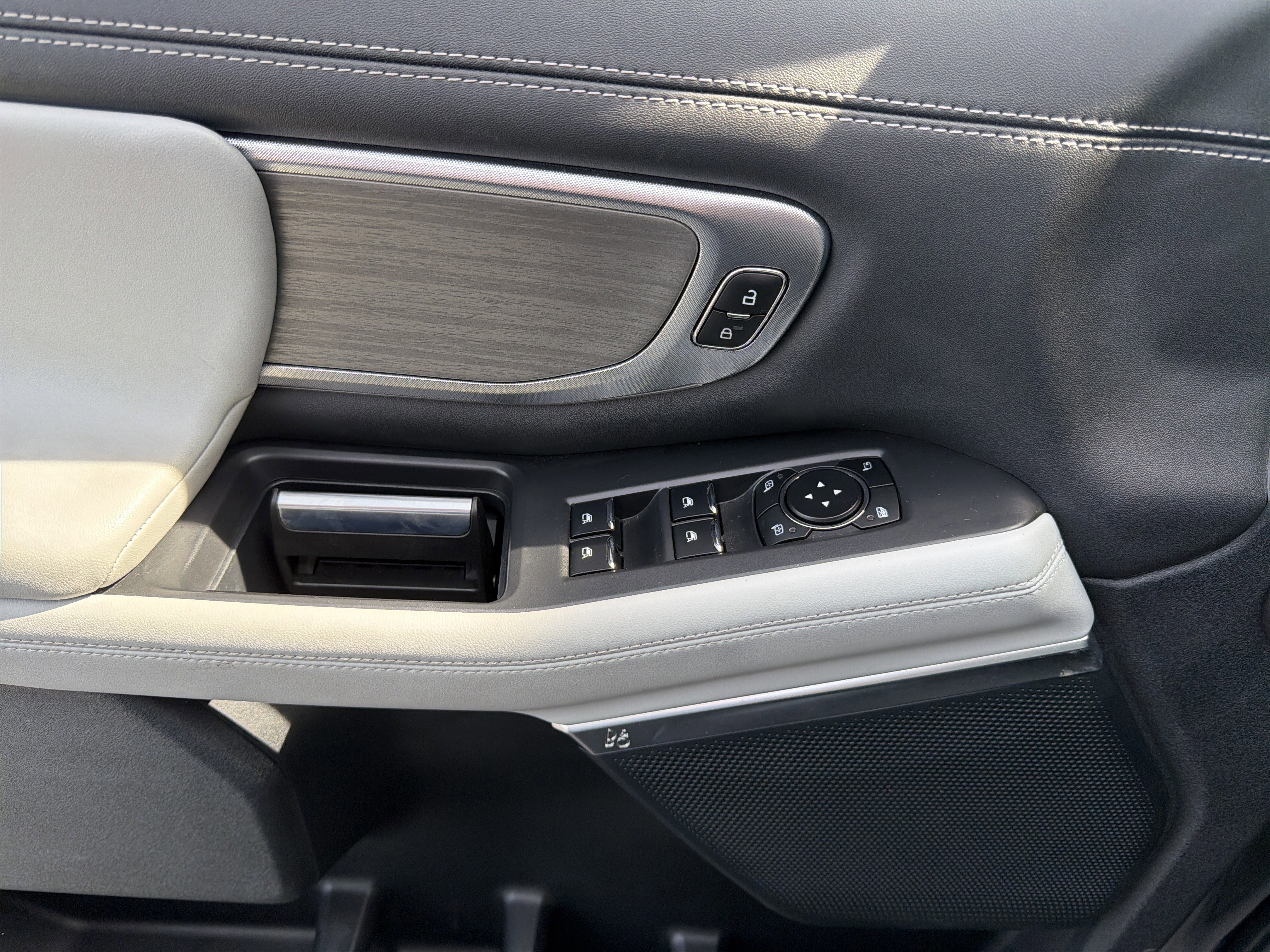 Certified 2025 Ford Expedition Platinum w/ Driver's Package image 28