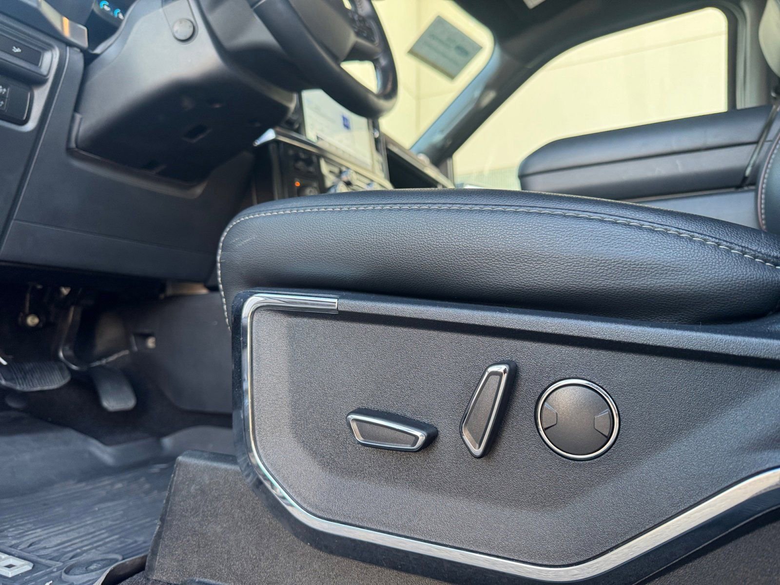 Certified 2022 Ford F150 Lariat w/ Equipment Group 502A High image 20