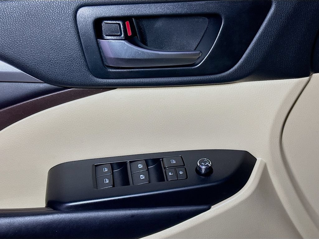 Used 2019 Toyota Highlander XLE w/ Protection Package #3 AWD/4WD image 18