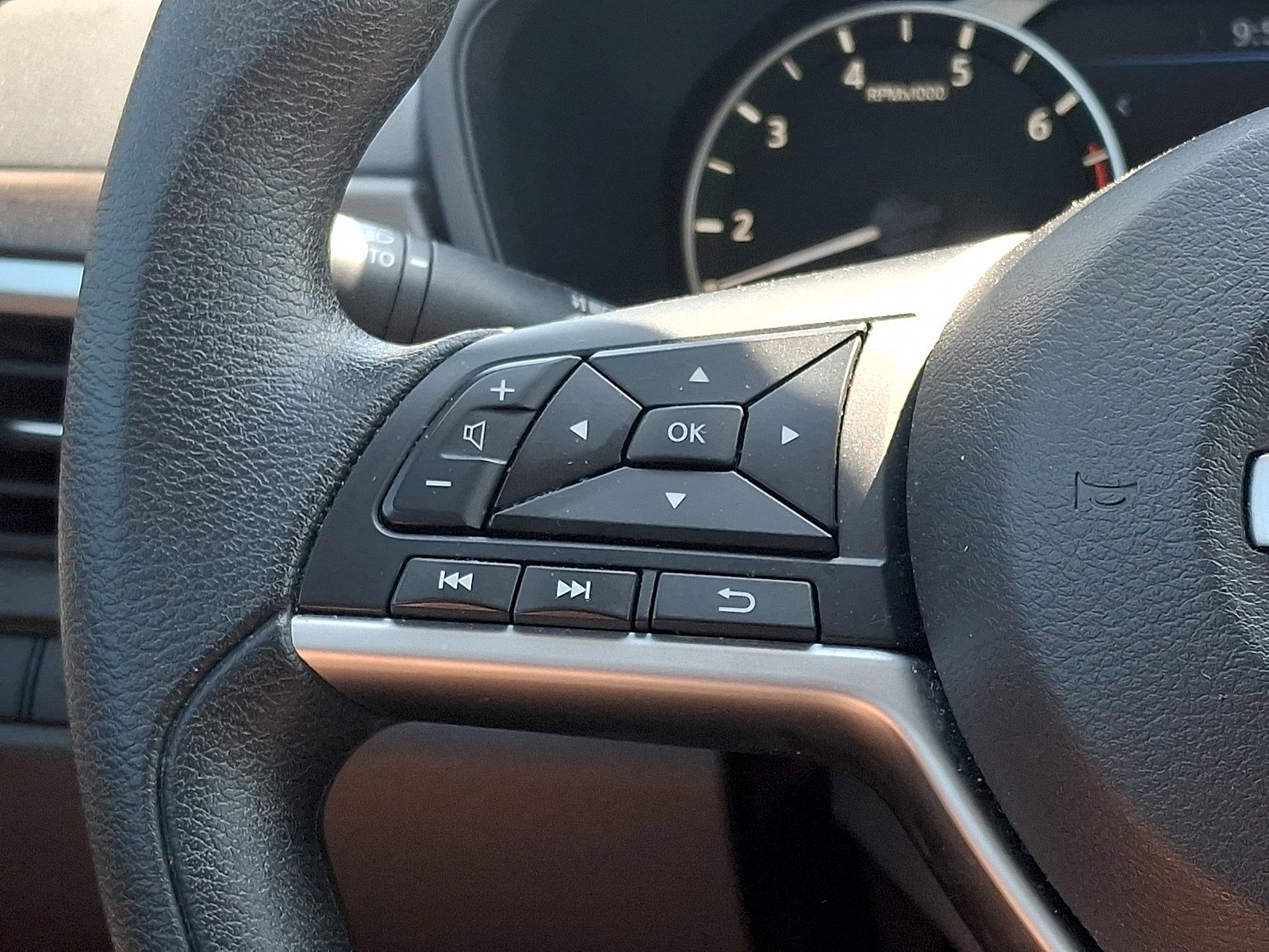 Used 2024 Nissan Altima 2.5 SV FWD image 19