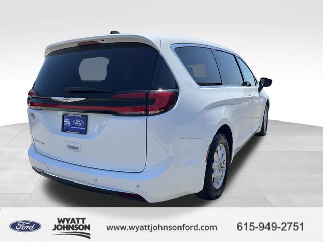 Used 2023 Chrysler Pacifica Touring-L image 3