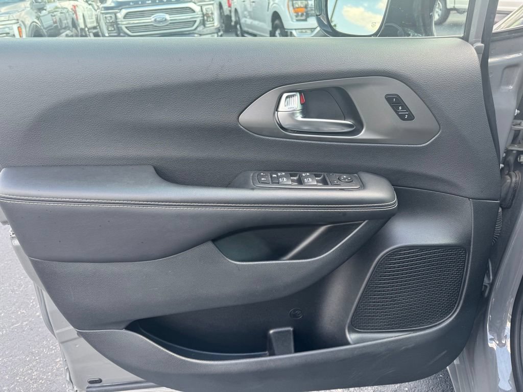 Used 2025 Chrysler Pacifica Select FWD image 2