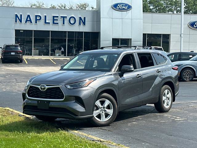 Used 2023 Toyota Highlander L FWD image 2
