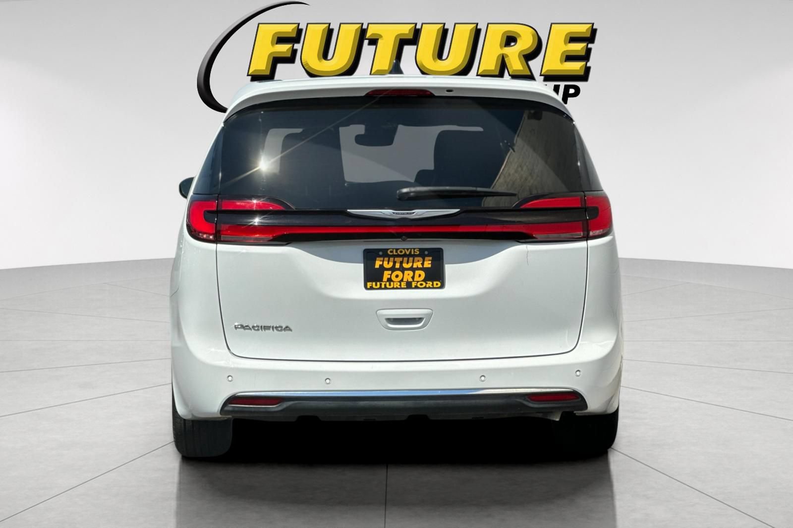 Used 2025 Chrysler Pacifica Select FWD image 4