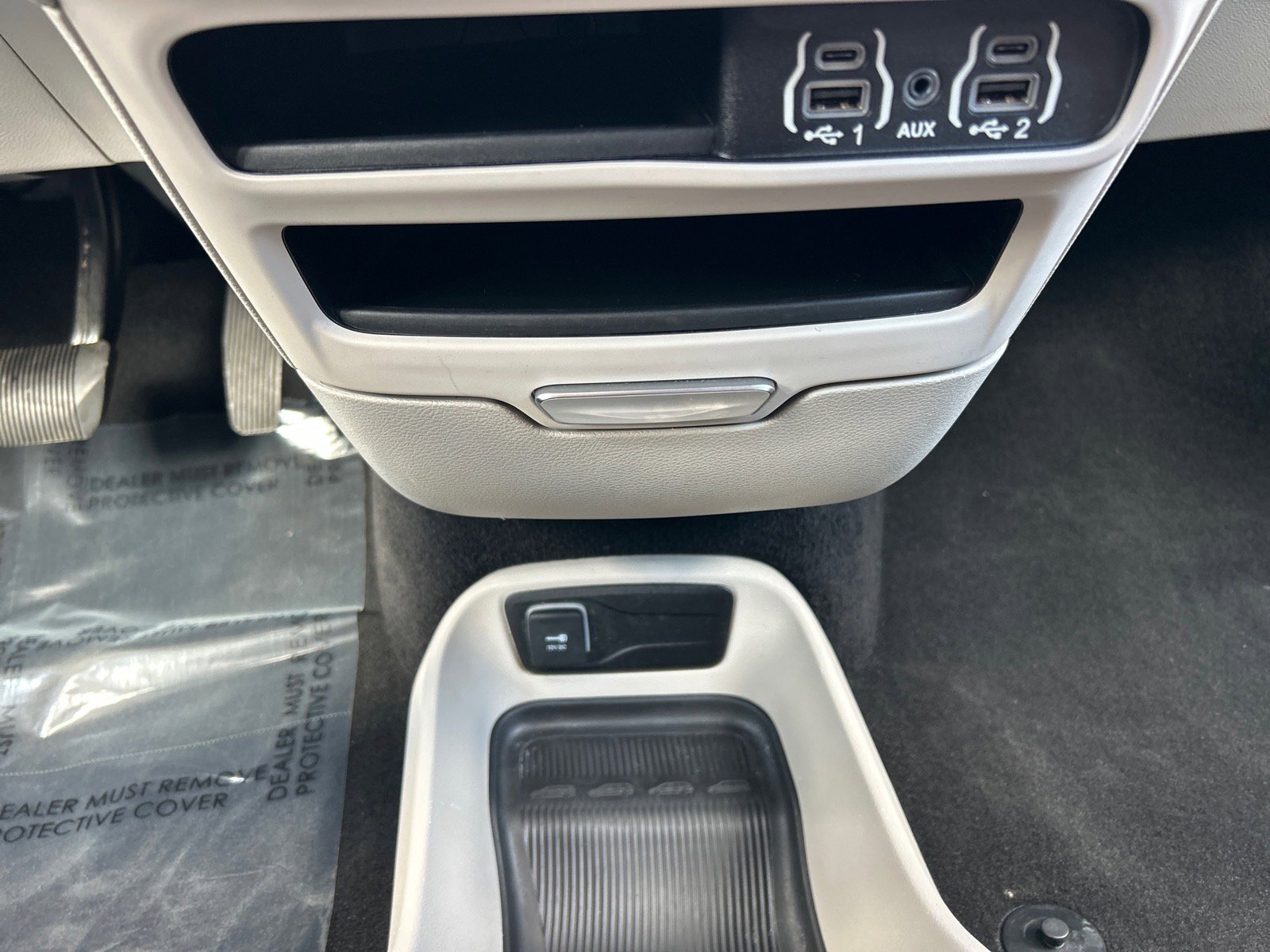 Used 2022 Chrysler Voyager LX image 32