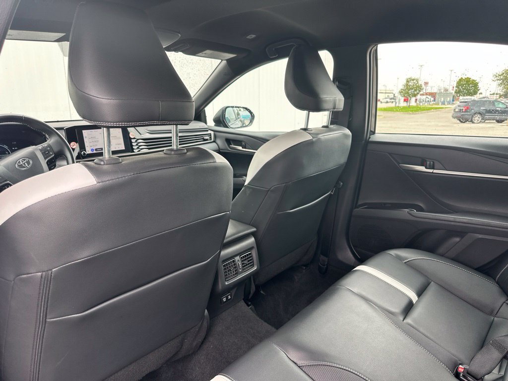Used 2025 Toyota Camry SE FWD image 19
