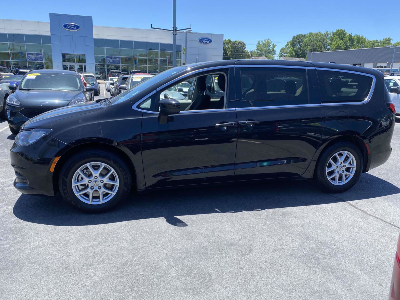 Used 2022 Chrysler Voyager LX FWD image 4