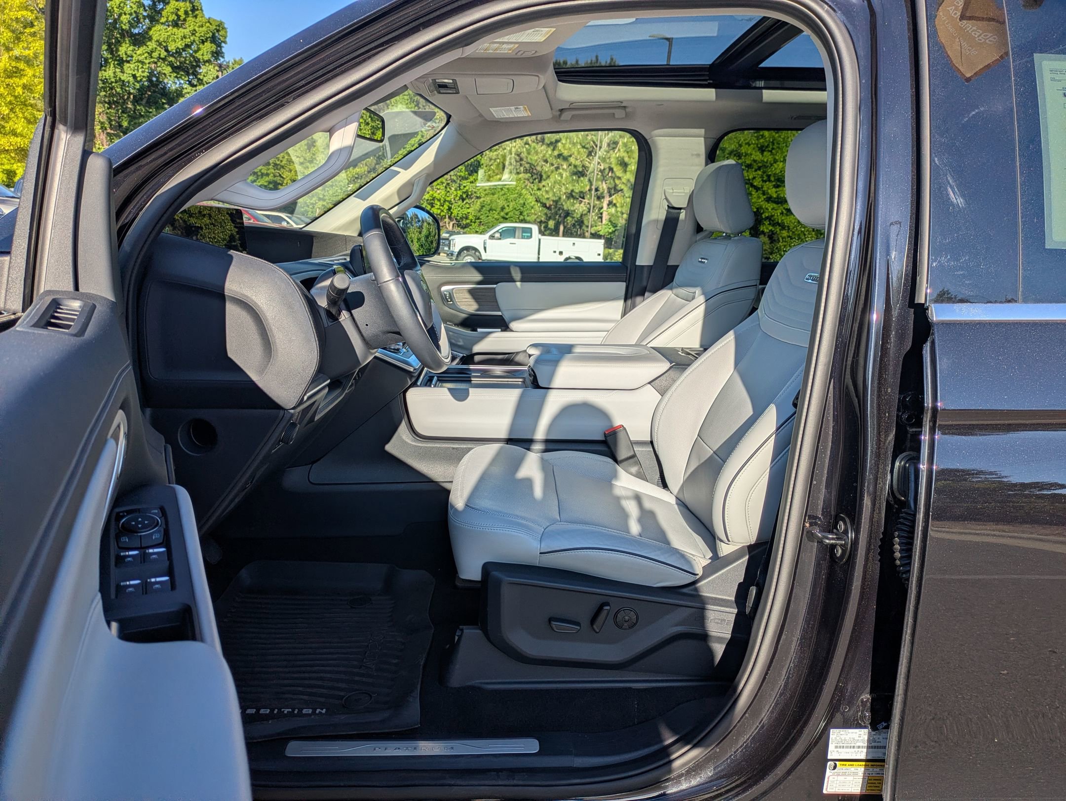 Certified 2025 Ford Expedition Platinum w/ Platinum Ultimate Package AWD/4WD image 12