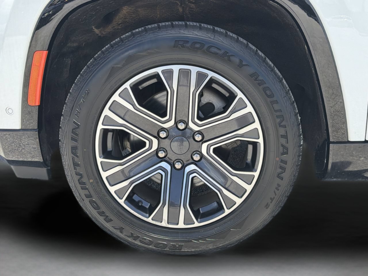 Used 2024 Jeep Wagoneer L Series II RWD image 34