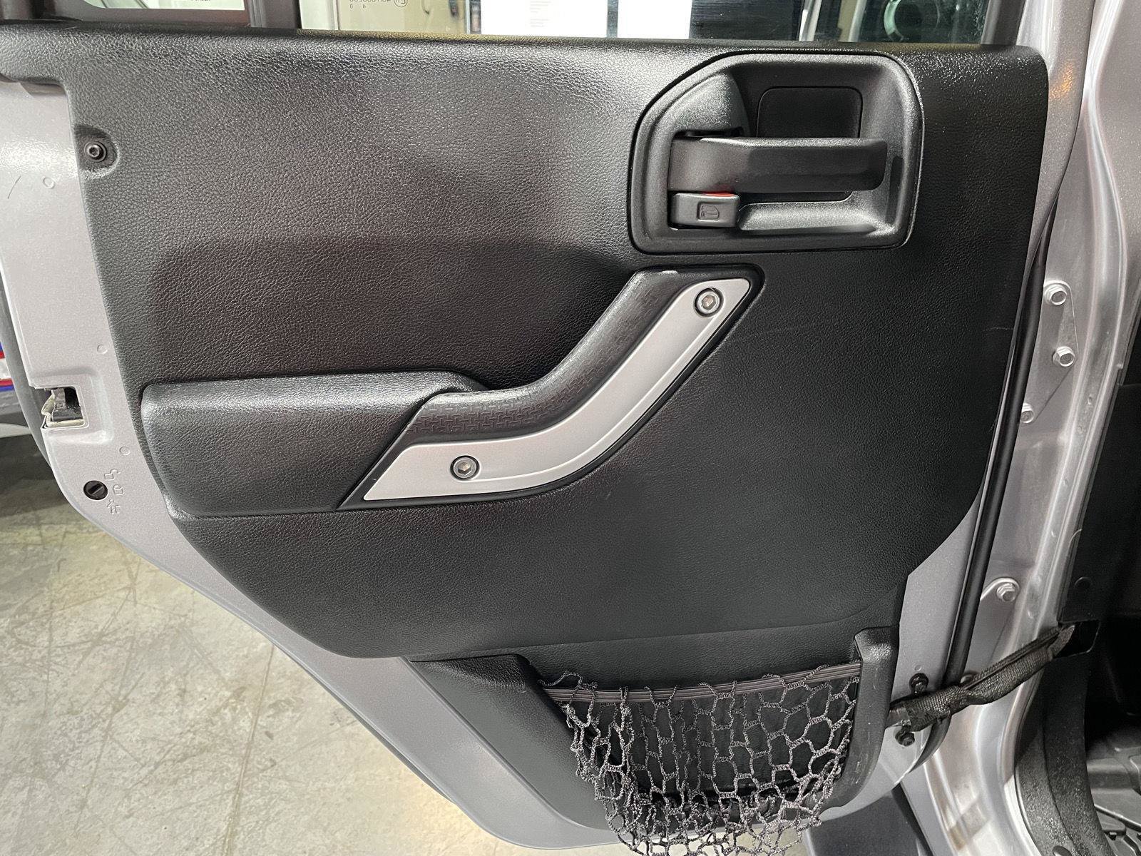 Used 2018 Jeep Wrangler Unlimited Sahara AWD/4WD image 26