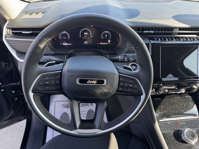 Used 2023 Jeep Grand Cherokee Laredo image 12