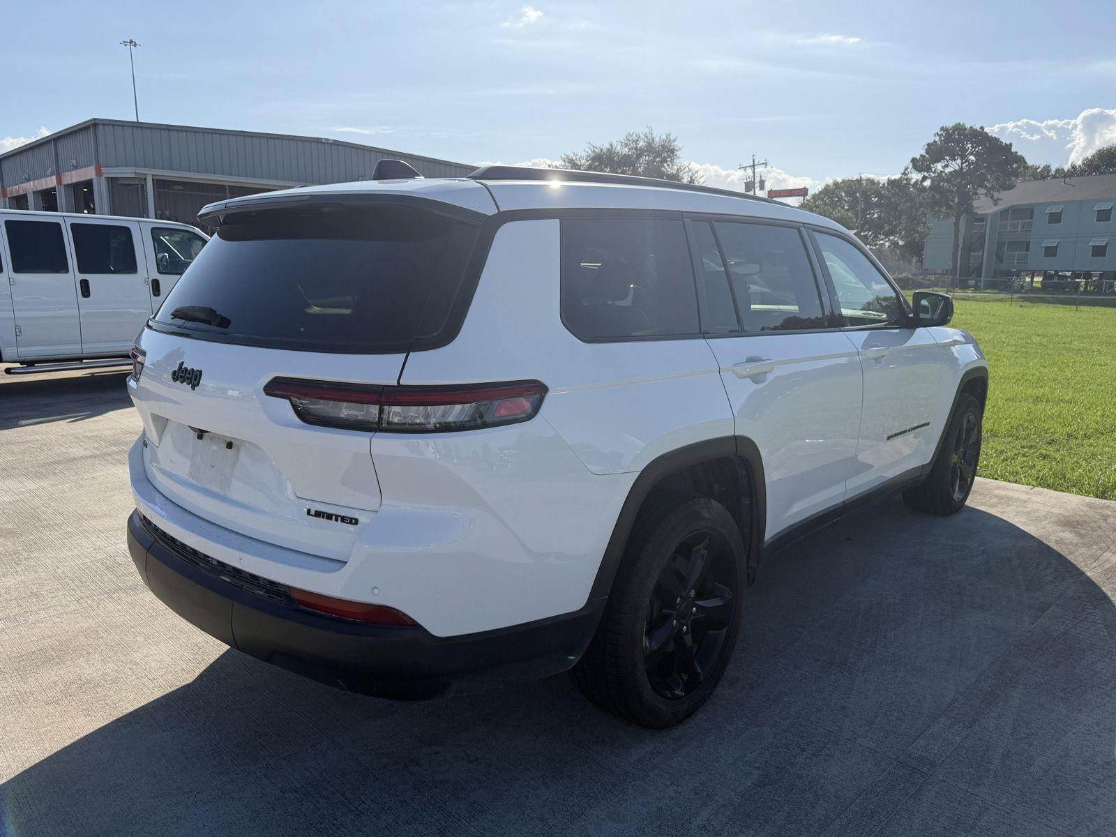 Used 2023 Jeep Grand Cherokee L Limited w/ Black Appearance Package RWD image 3