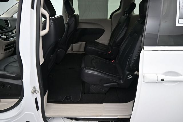 Used 2022 Chrysler Pacifica Touring-L FWD image 17