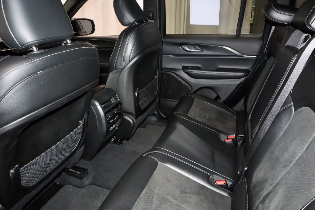 Used 2025 Jeep Grand Cherokee Altitude AWD/4WD image 21