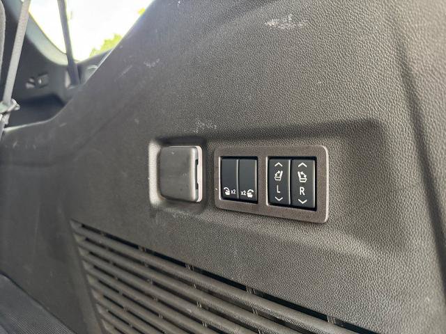 Used 2024 Chevrolet Suburban Z71 w/ Luxury Package AWD/4WD image 17