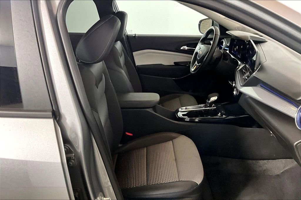 Used 2025 Chevrolet Trax LT w/ LT Convenience Package FWD image 6