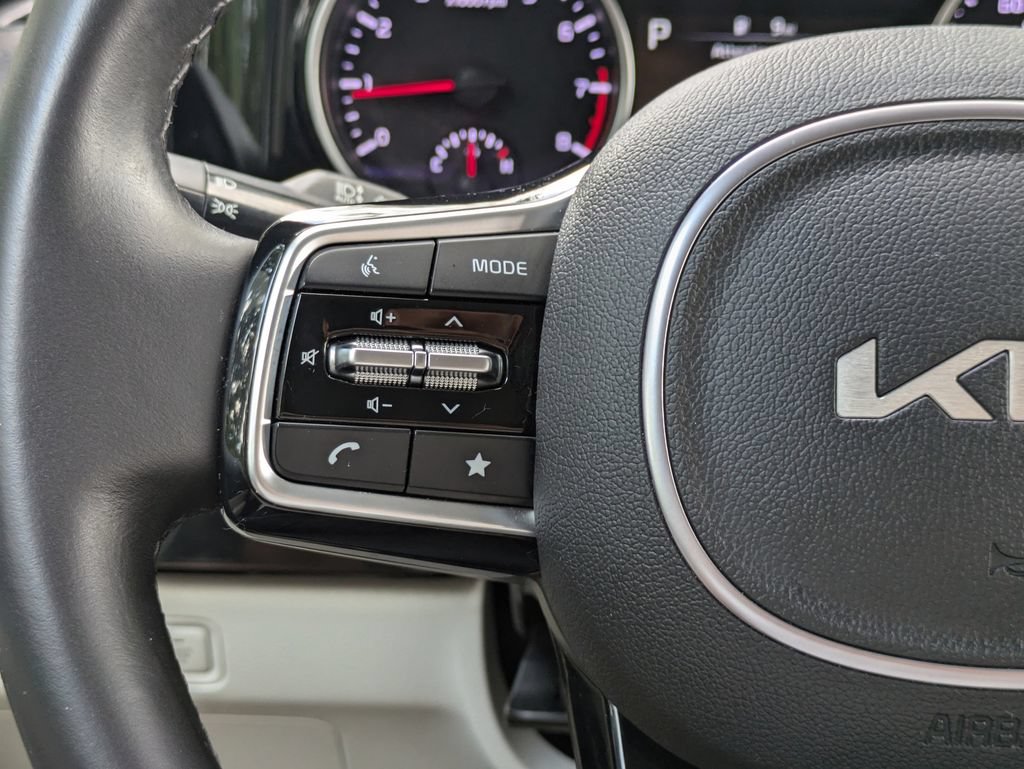 Used 2024 Kia Carnival EX FWD image 28