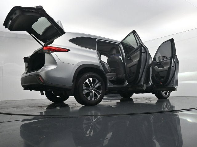 Used 2022 Toyota Highlander XLE AWD/4WD image 45