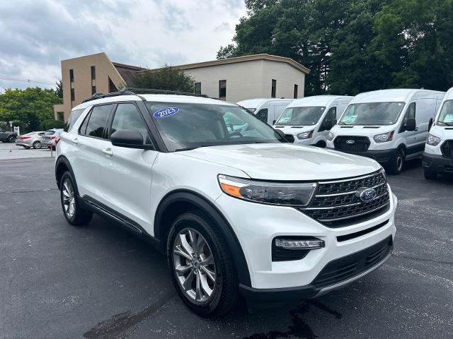 Certified 2023 Ford Explorer XLT w/ Equipment Group 202A AWD/4WD image 3