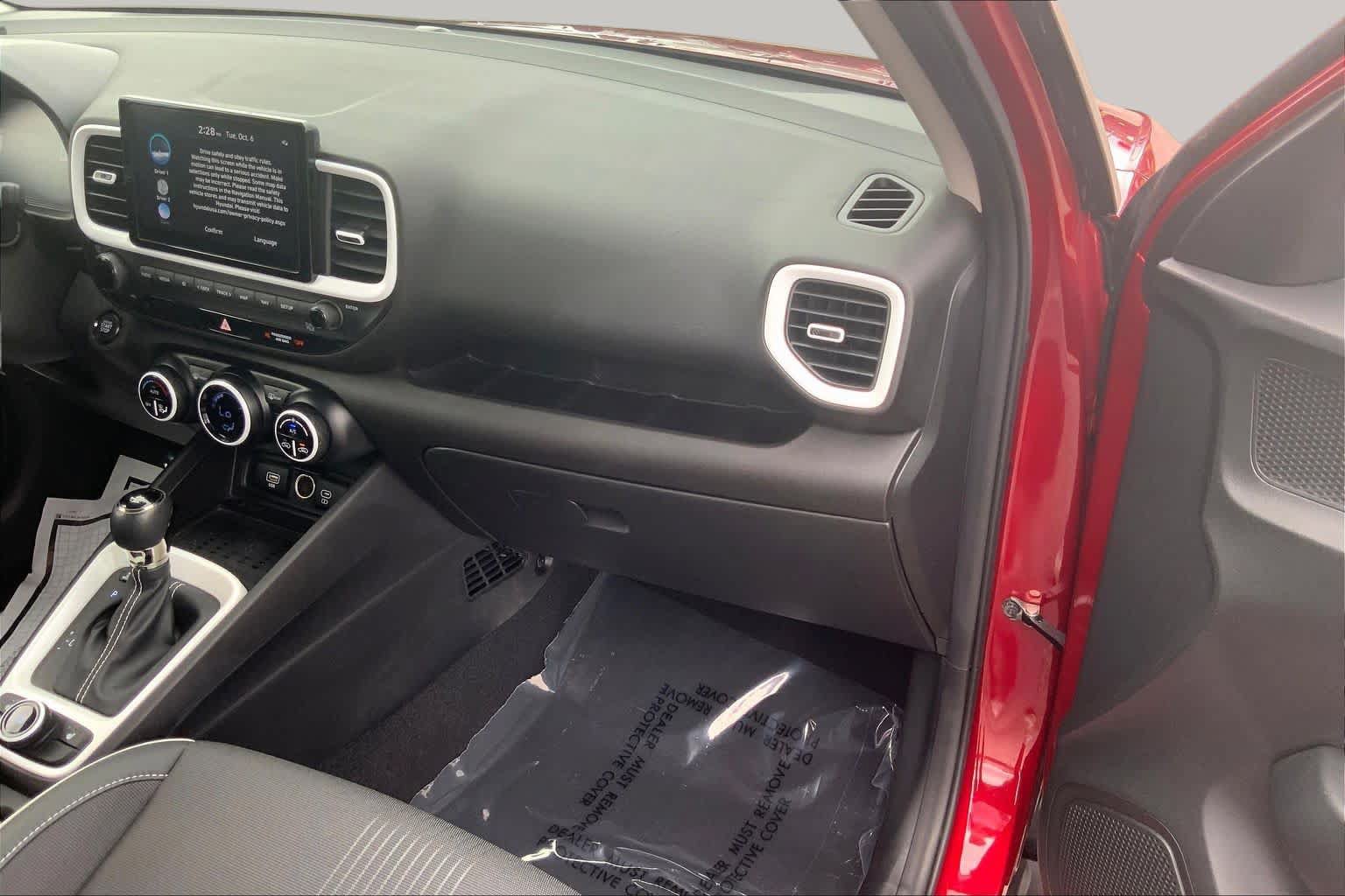 Used 2024 Hyundai Venue Limited FWD image 18