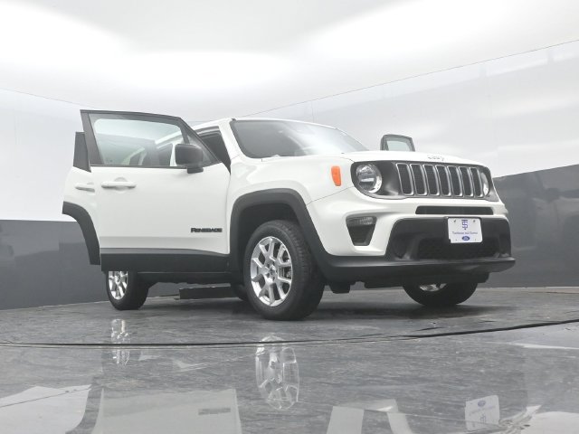 Used 2023 Jeep Renegade Latitude AWD/4WD image 30