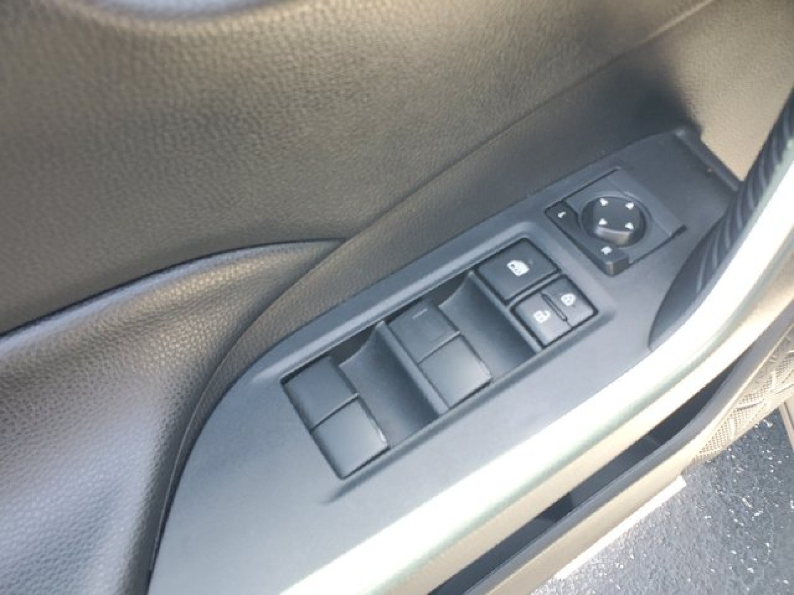 Used 2020 Toyota RAV4 LE FWD image 12