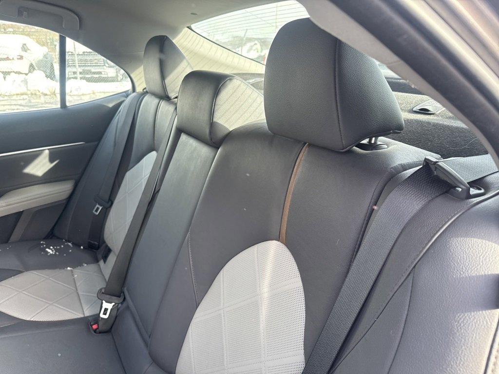 Used 2018 Toyota Camry XLE image 17