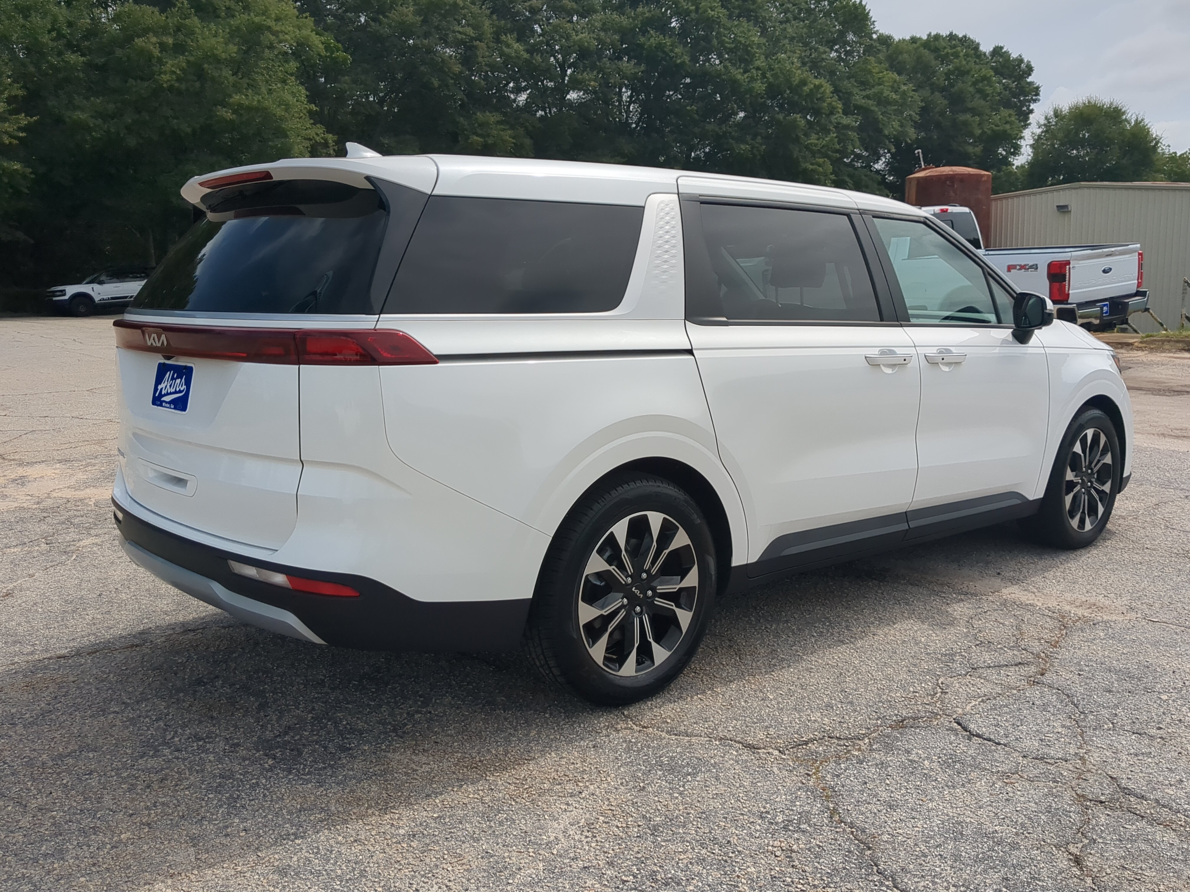 Used 2023 Kia Carnival EX FWD image 3