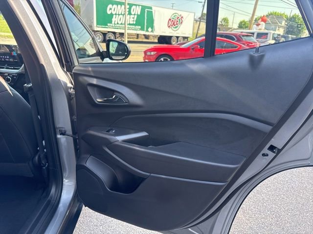 Used 2025 Chevrolet Trax RS w/ Sunroof Package FWD image 34