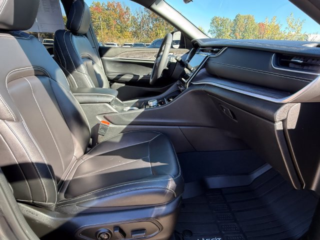 Used 2024 Jeep Grand Cherokee Limited w/ Black Appearance Package AWD/4WD image 23