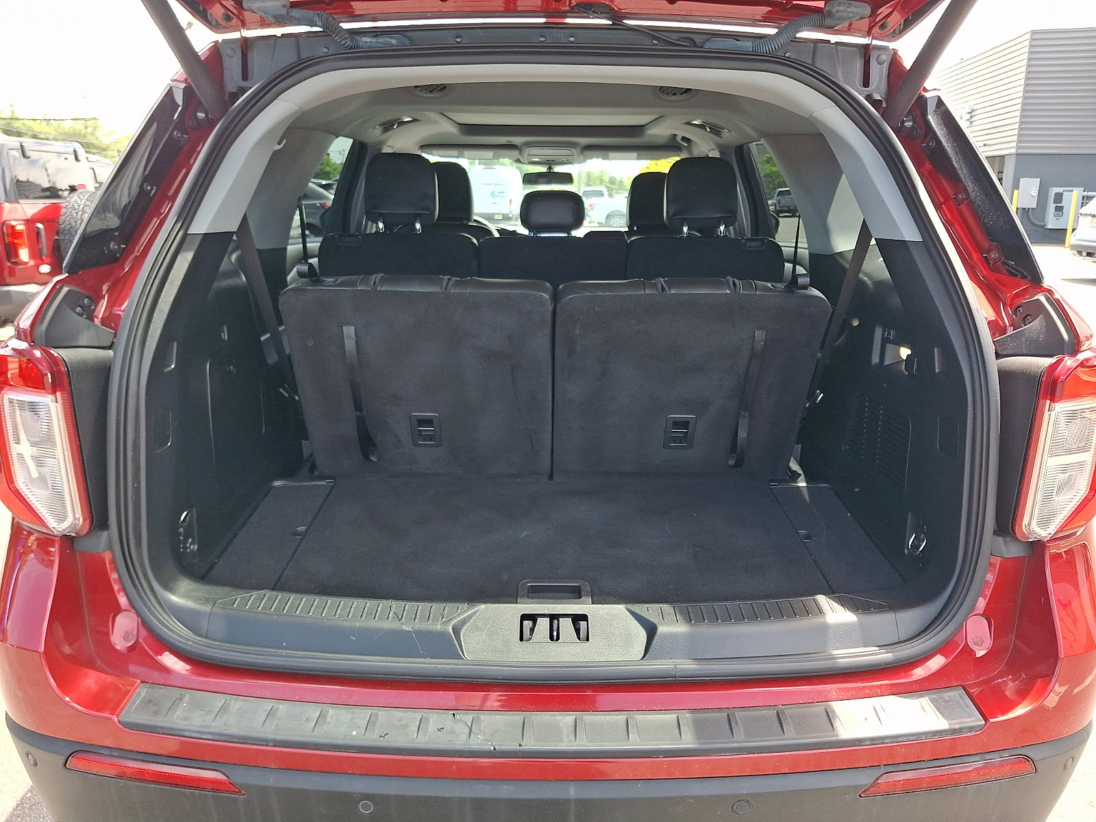 Certified 2022 Ford Explorer XLT w/ Equipment Group 202A AWD/4WD image 30