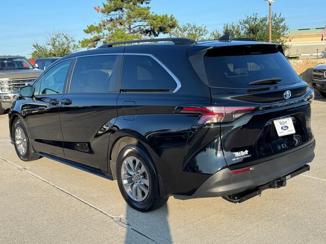 Used 2025 Toyota Sienna LE AWD/4WD image 10